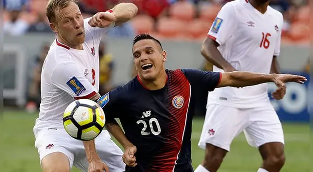 Scott Arfield disputa un balón con David Guzmán.