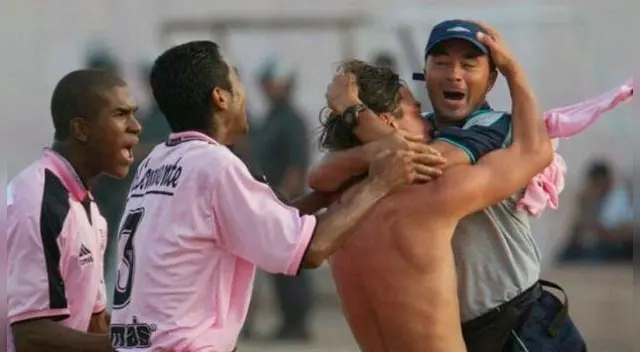 Jorge Sampaoli celebra un gol junto a Cristian Jeandet.