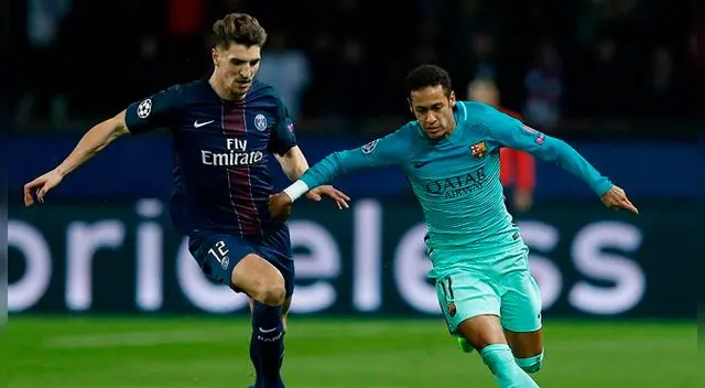 Thomas Meunier disputa un balón con Danilo.
