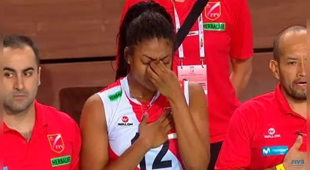 Ángela Leyva rompe en llanto antes del Perú-Polonia.