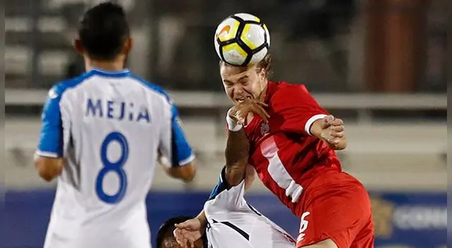 Samuel Piette disputa un balón con Carlos Discua.