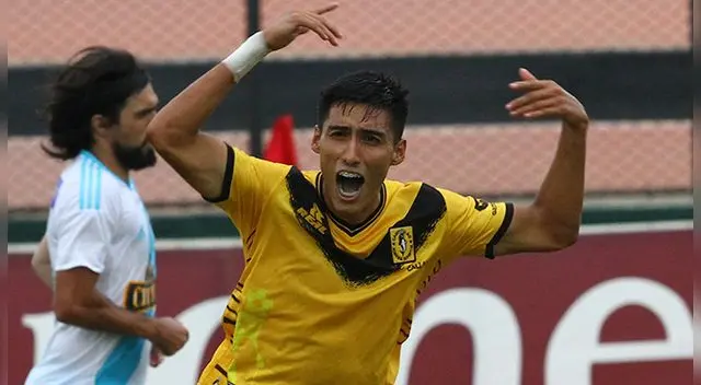 José Manzaneda celebra un gol a Sporting Cristal.