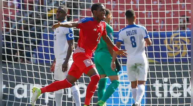 Michael Murillo celebra el primer gol de Panamá a Martinica.
