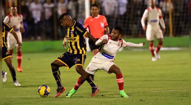 Alberto Quintero disputa un balón con Paulo Goyoneche.