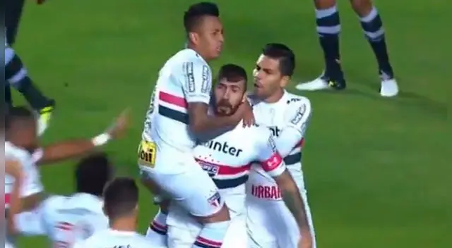 Lucas Pratto celebra con Christian Cueva.