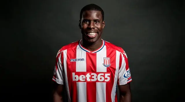Kurt Zouma posando con la camiseta del Stoke City. Kurt Zouma posando con la camiseta del Stoke City.