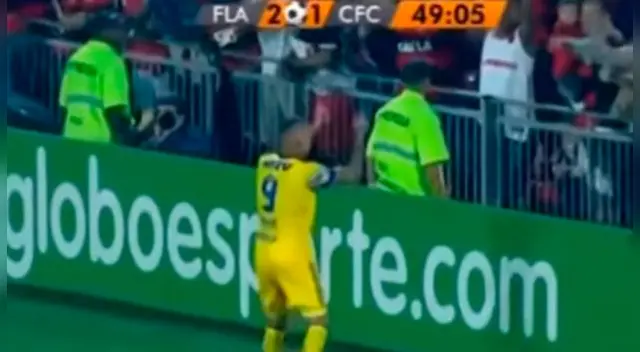 Paolo Guerrero celebra su gol anulado ante Coritiba. Paolo Guerrero celebra su gol anulado ante Coritiba.
