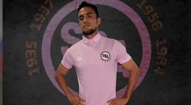 Gianfranco Espinoza posa con la nueva camiseta del Sport Boys.