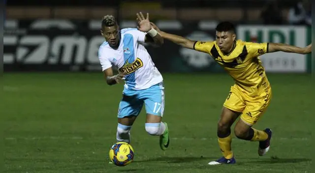 Ray Sandoval disputa un balón con Willy Pretel.