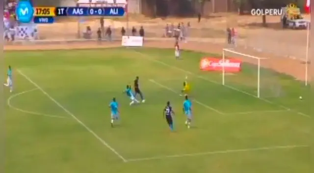 Steven Rivadeneyra le niega el gol a Lionard Pajoy.