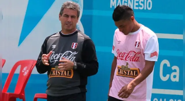 Pablo Bengoechea y Daniel Chávez durante un entrenamiento de la Selección Peruana.