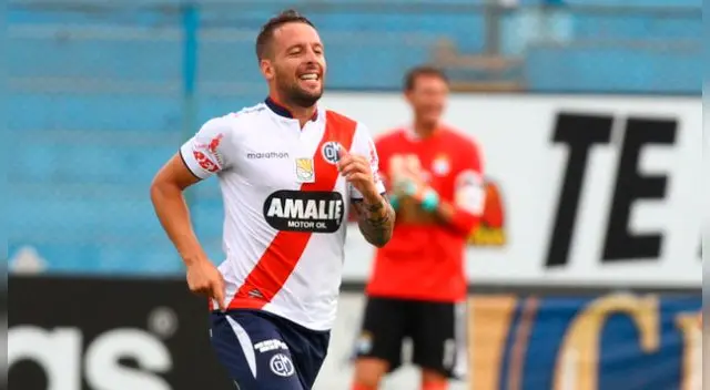 Pablo Lavandeira celebra un gol con Municipal a Cristal. Pablo Lavandeira celebra un gol con Municipal a Cristal.