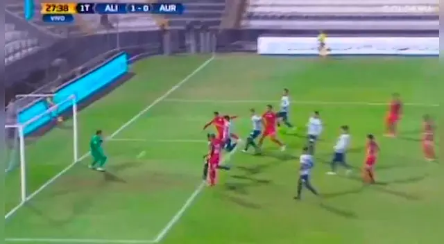 Leao Butrón se luce con un atajadón a un cabezazo de Archimbaud.