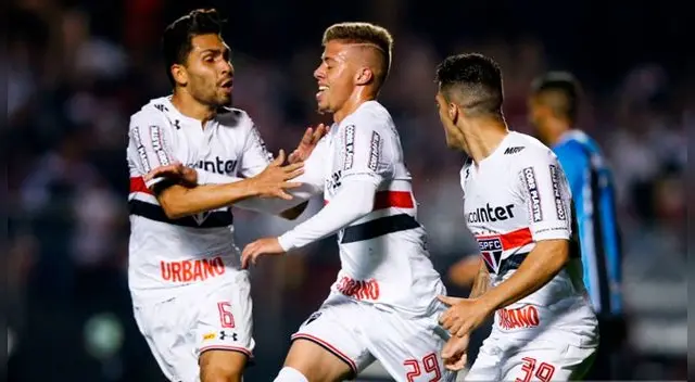 Lucas Fernandes celebra su gol al Gremio.