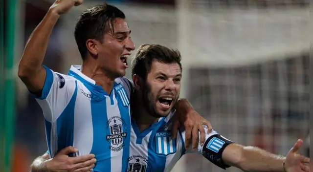 Diego González y Leandro Grimi celebran el primer gol de Racing en Colombia. Diego González y Leandro Grimi celebran el primer gol de Racing en Colombia.