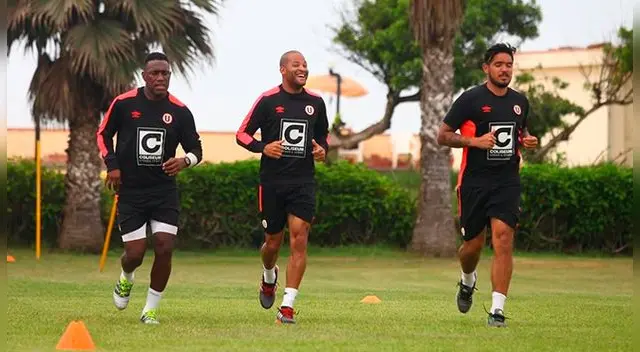 Alberto Rodríguez y Juan Vargas durante un entrenamiento de Universitario.