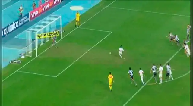Christian Cueva falla su disparo ante Gatito Fernández.