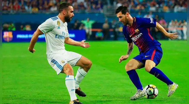 Lionel Messi conduce el balón ante Dani Carvajal.