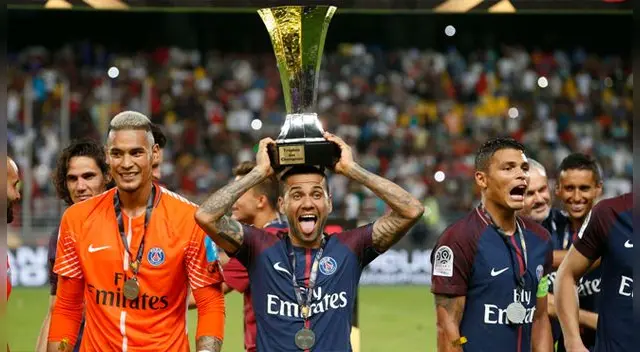 Dani Alves celebra con el trofeo de la Supercopa de Francia Dani Alves celebra con el trofeo de la Supercopa de Francia