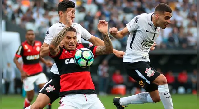Paolo Guerrero durante una acción del Corinthians-Flamengo.