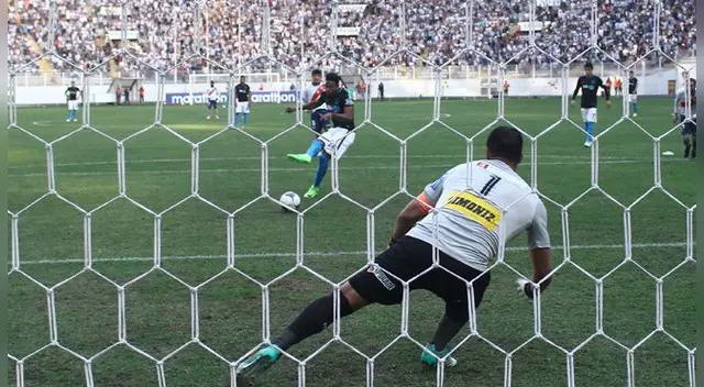 Lionard Pajoy anota desde los doce pasos ante Erick Delgado.