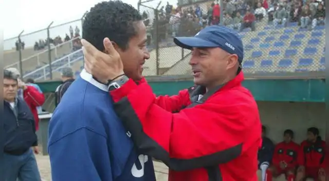 Jorge Sampaoli comparó a “Kukín” Flores con Diego Maradona Jorge Sampaoli comparó a “Kukín” Flores con Diego Maradona
