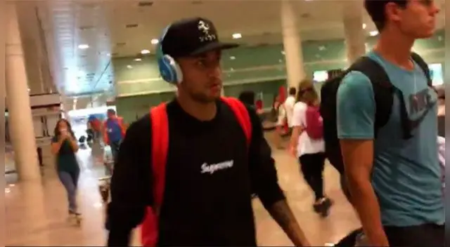Neymar engañó a todos y aterrizó en Barcelona listo para el entrenamiento. Neymar engañó a todos y aterrizó en Barcelona listo para el entrenamiento.