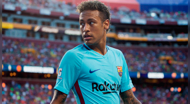 Neymar posó al lado de fanático de PSG antes de comunicar que se iba del Barcelona