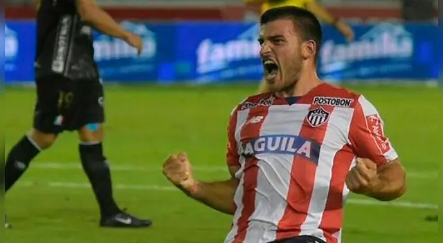 Bernardo Cuesta celebra un gol con Junior.