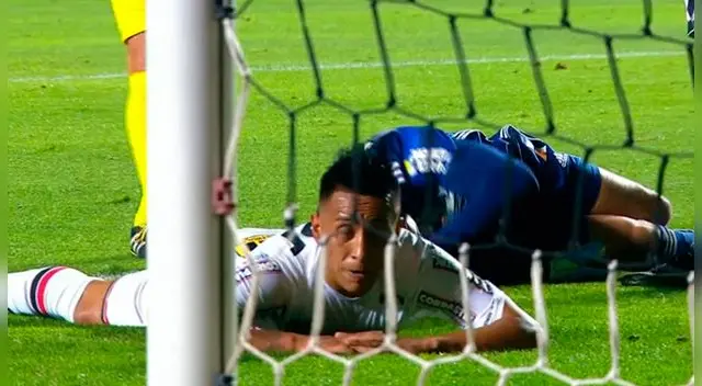Christian Cueva se lamenta la opción fallada ante Coritiba.-
