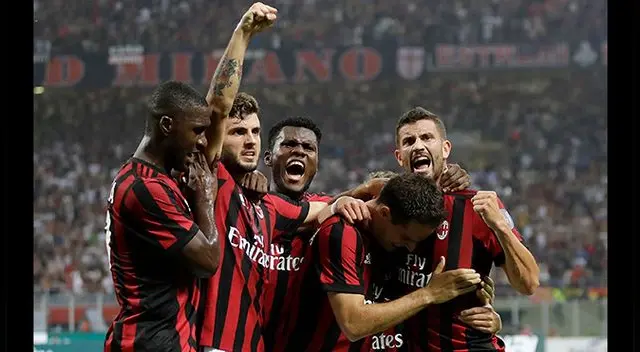 Los jugadores del AC Milan celebran el gol de Bonaventura.