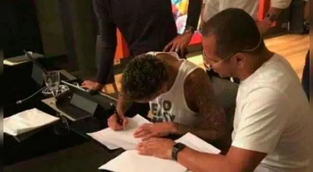 Neymar y la foto que comprobaría que firmó por 5 temporadas con el PSG 