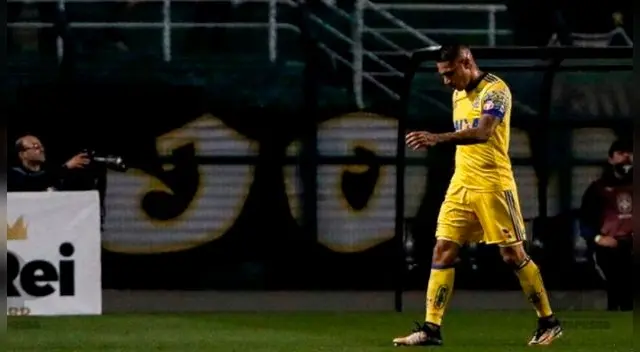 Paolo Guerrero se retira lesionado del Santos-Flamengo.