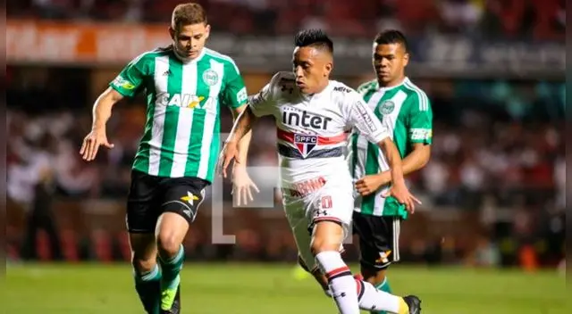 Christian Cueva conduce el balón ante dos jugadores del Coritiba. Christian Cueva conduce el balón ante dos jugadores del Coritiba.