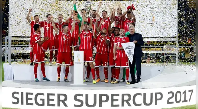 Tthomas Müller levanta el trofeo de la supercopa de Alemania en un partido donde el resultado pudo estar para cualquiera.