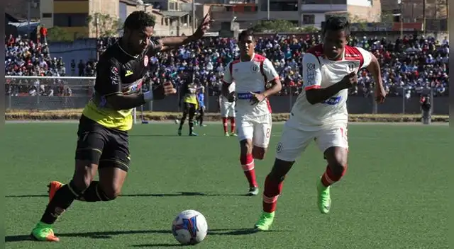 En su búsqueda del gol, Gino Guerrero se enfrentó a toda la defensa crema. Es un luchador nato.