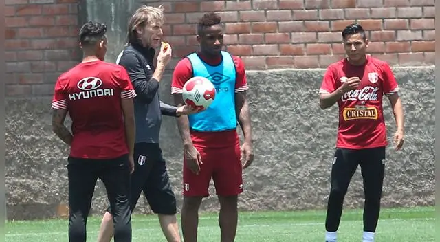 Jefferson Farfán y Raúl Ruidíaz durante un entrenamiento de la Selección Peruana.