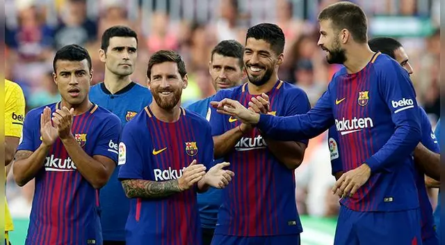 Lionel Messi, Luis Suárez y Gerard Piqué sonríen durante el Trofeo Joan Gamper. Lionel Messi, Luis Suárez y Gerard Piqué sonríen durante el Trofeo Joan Gamper.