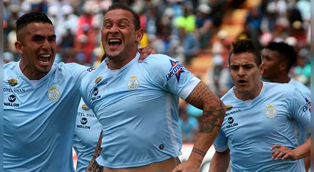 Carlos Neumann celebra un gol con Real Garcilaso.
