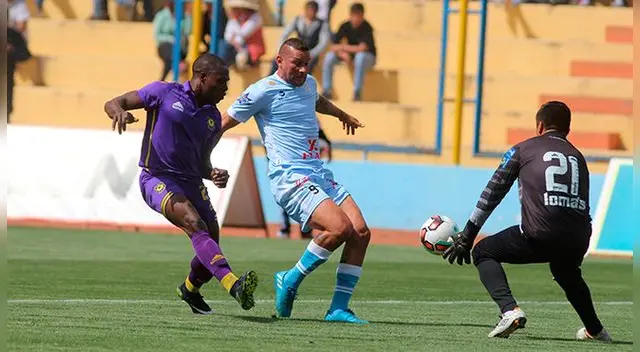 El argentino Danilo Carando disputa un balón con el nicaraguense Luis Copete.