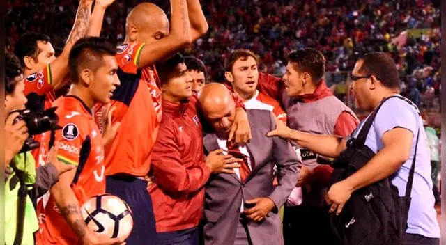 Roberto Mosquera, respaldado por los jugadores del Wilstermann.