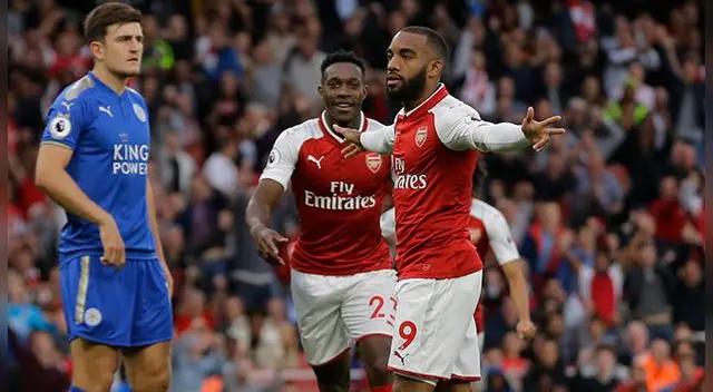 Alexandre Lacazette celebra su gol al Leicester City.
