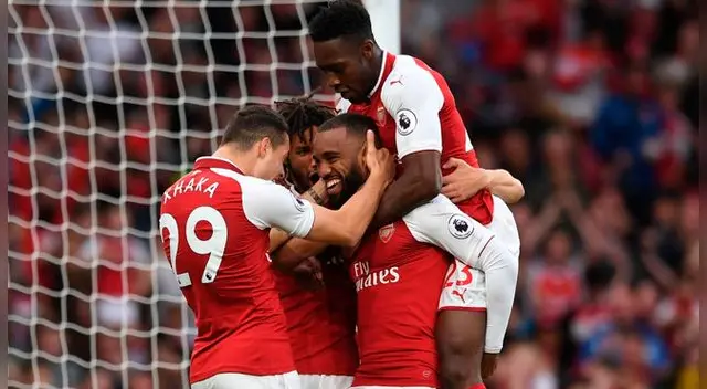 Alexandre Lacazette celebra con sus compañeros su gol al Leicester.
