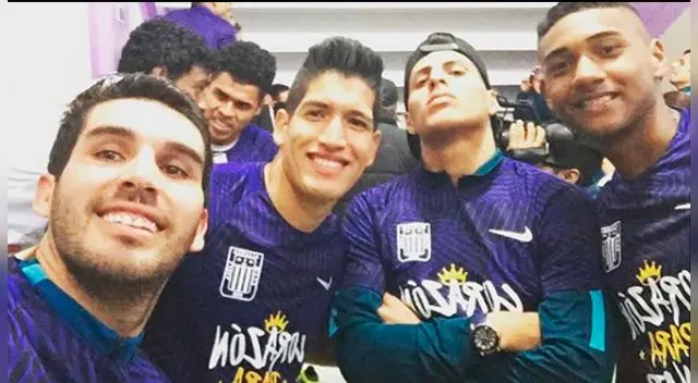 Germán Pacheco, feliz en el vestuario junto a Cossío, Riojas y Fuentes.