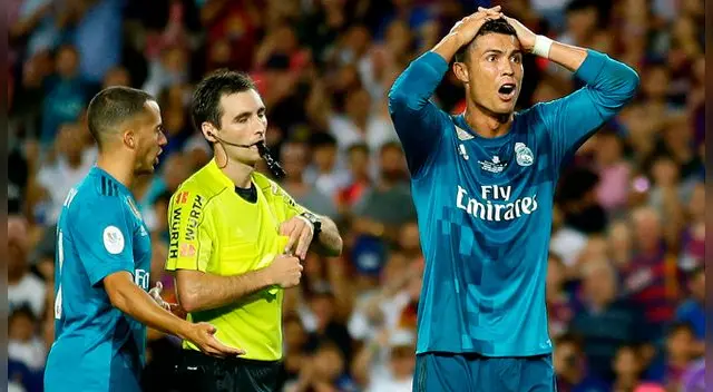 Cristiano Ronaldo se lamenta su expulsión ante el Barcelona.