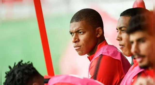 Kylian Mbappé en el banquillo del Mónaco.