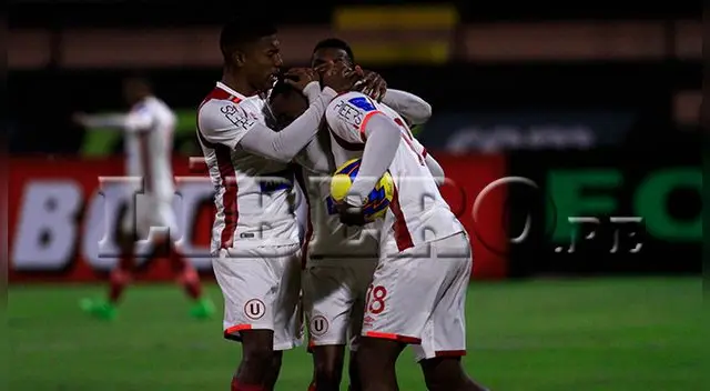 Luis Tejada celebra su gol a Cantolao con Quintero y Páucar.