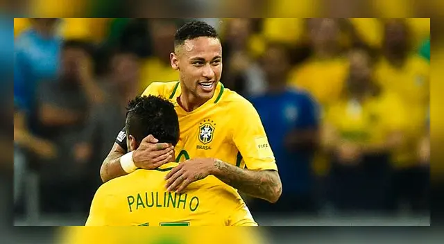 Neymar y Paulinho celebran un gol de la selección brasileña.