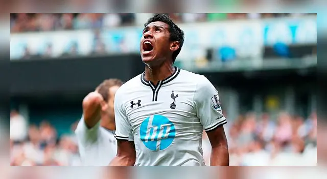 Paulinho se lamenta de una ocasión durante su etapa en el Tottenham.