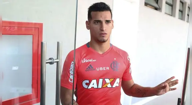 Miguel Trauco recibe duras críticas por parte de hinchas del Flamengo Miguel Trauco recibe duras críticas por parte de hinchas del Flamengo